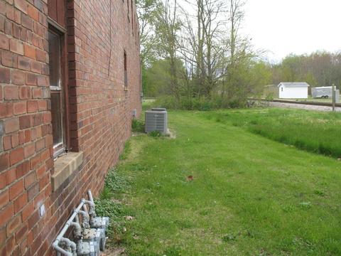 431 E Washington St, Clinton, IL 61727 photo 3