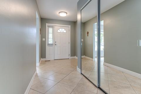 655 Randi Ln, Hoffman Estates, IL 60169 photo 2