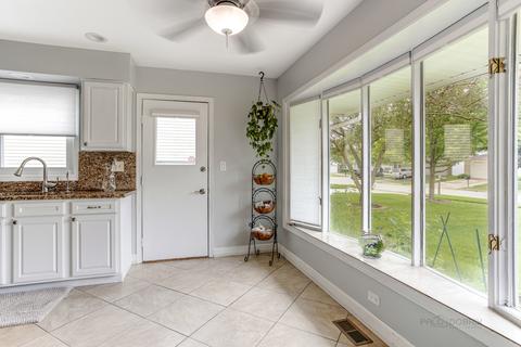 655 Randi Ln, Hoffman Estates, IL 60169 photo 7