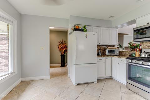 655 Randi Ln, Hoffman Estates, IL 60169 photo 3