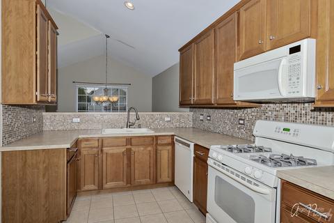 2011 Concord Dr, Mchenry, IL 60050 photo 9