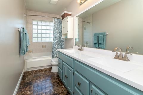 1525 Brookside Dr, Hoffman Estates, IL 60169 photo 17