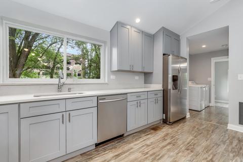 1086 Everett Ln, Des Plaines, IL 60018 photo 9