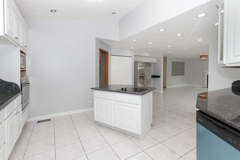 805 Seacrest Ln, Bartlett, IL 60103 photo 9