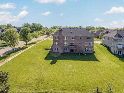 692 Norfolk Ave, Bartlett, IL 60103 photo 3