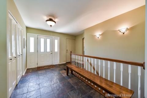 1569 Gamon Rd, Wheaton, IL 60189 photo 2