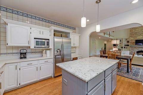 1344 Academy Ln, Wheaton, IL 60189 photo 11