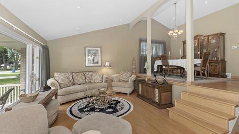 1916 E Pawnee Ln, Mount Prospect, IL 60056 photo 2