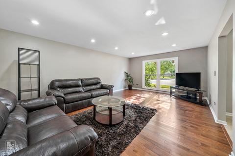 581 Stuart Dr, Carol Stream, IL 60188 photo 3
