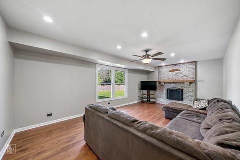 581 Stuart Dr, Carol Stream, IL 60188 photo 5