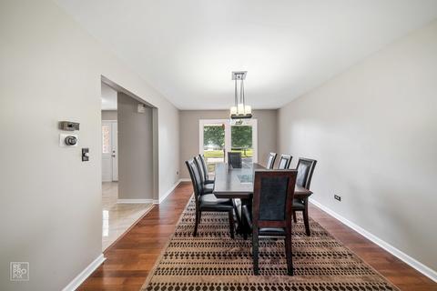581 Stuart Dr, Carol Stream, IL 60188 photo 4