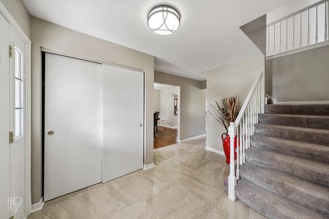 581 Stuart Dr, Carol Stream, IL 60188 photo 2