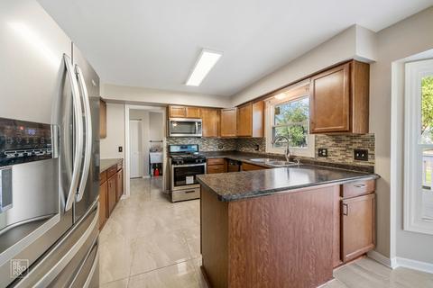 581 Stuart Dr, Carol Stream, IL 60188 photo 7