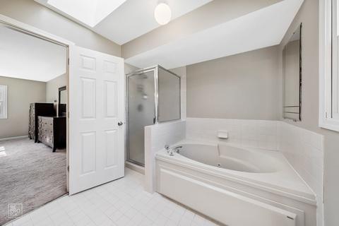 581 Stuart Dr, Carol Stream, IL 60188 photo 9
