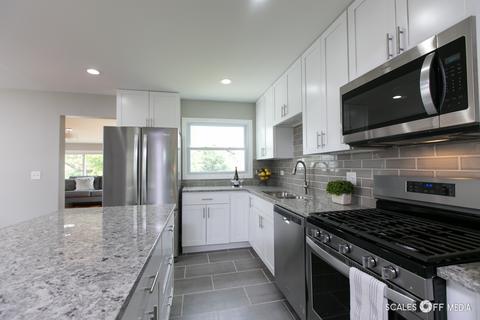 756 Polynesian Dr, Des Plaines, IL 60016 photo 3