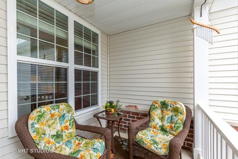 1002 Pinehurst Ct, Elgin, IL 60124 photo 2