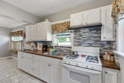 753 Raymond St, Elgin, IL 60120 photo 4