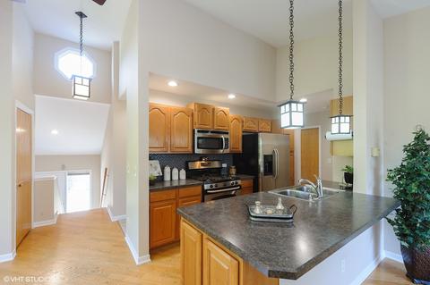 808 Maple Ln, Wheeling, IL 60090 photo 2
