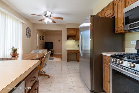 375 Frederick Ln, Hoffman Estates, IL 60169 photo 3