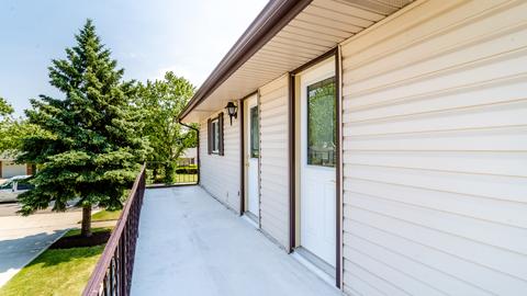 660 Ambleside Rd, Des Plaines, IL 60016 photo 21