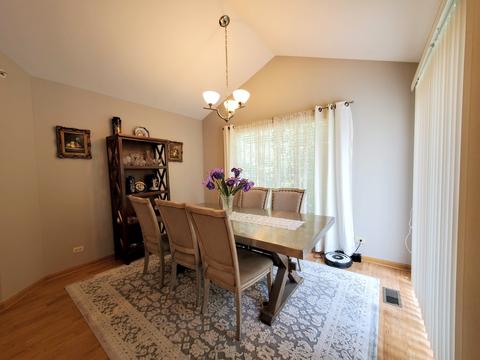 1635 Geneva Dr, Wheeling, IL 60090 photo 5