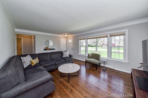 310 S Gables Blvd, Wheaton, IL 60187 photo 2