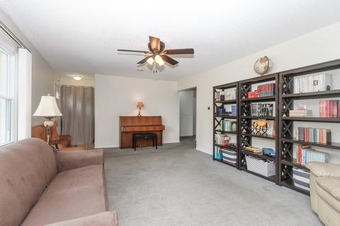 655 Illinois Blvd, Hoffman Estates, IL 60169 photo 5