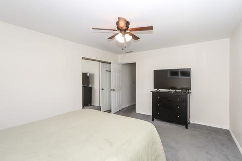 655 Illinois Blvd, Hoffman Estates, IL 60169 photo 16