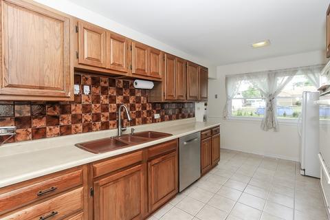 655 Illinois Blvd, Hoffman Estates, IL 60169 photo 8