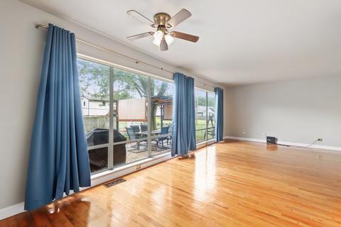 505 Milton Ln, Hoffman Estates, IL 60169 photo 3