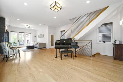 539 N Artesian Ave, Chicago, IL 60612 photo 10