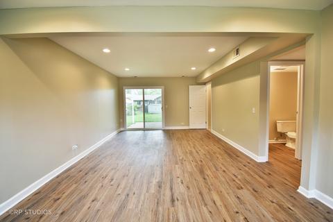1475 Caldwell Ln, Hoffman Estates, IL 60169 photo 4