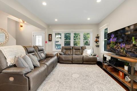 1409 E Walnut Ave, Des Plaines, IL 60016 photo 9