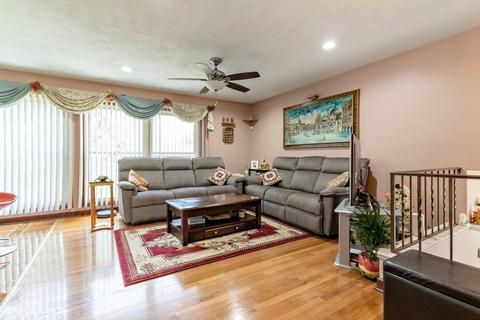 1350 Devonshire Ln, Hoffman Estates, IL 60169 photo 3