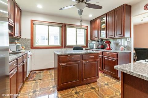 1350 Devonshire Ln, Hoffman Estates, IL 60169 photo 5