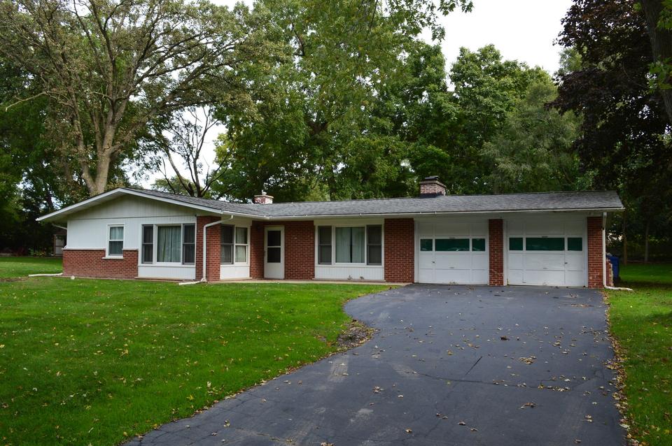  910 Rosewood Ct, Carpentersville, IL 60110 photo 1