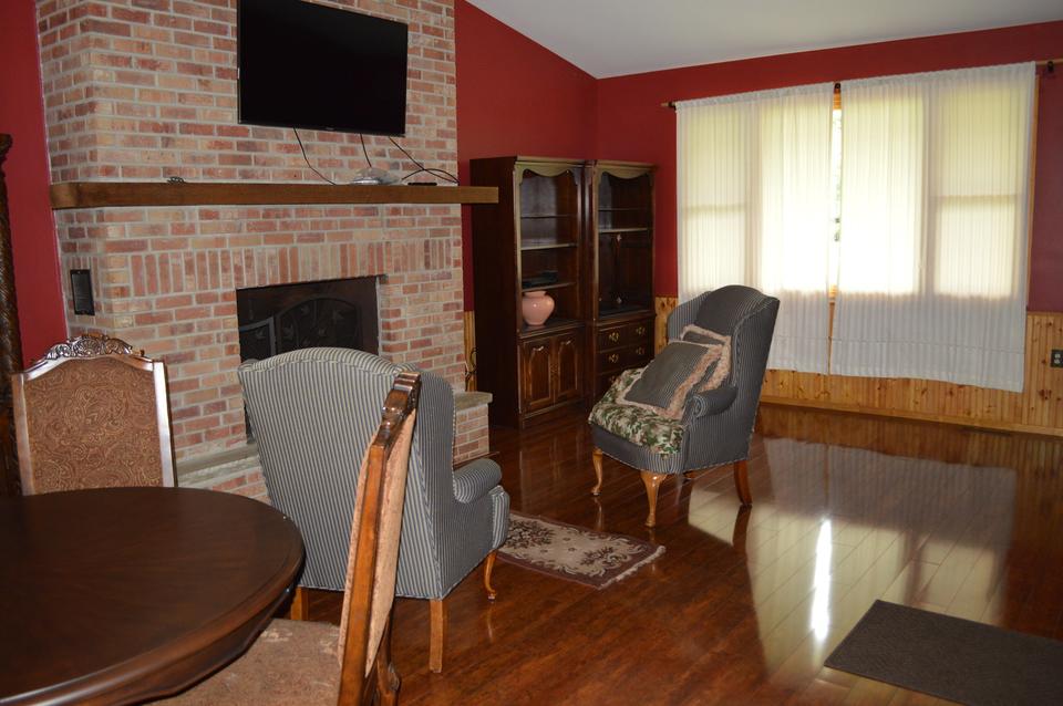  910 Rosewood Ct, Carpentersville, IL 60110 photo 4