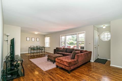85 Chandler Ln, Hoffman Estates, IL 60169 photo 4