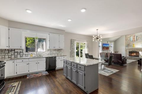 1600 Far Hills Dr, Bartlett, IL 60103 photo 8
