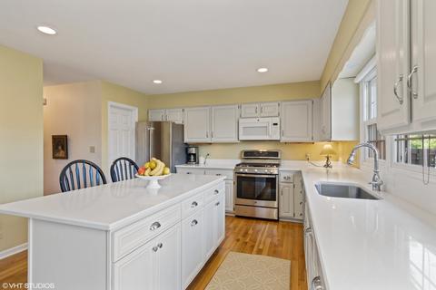 950 Wheaton Oaks Dr, Wheaton, IL 60187 photo 3