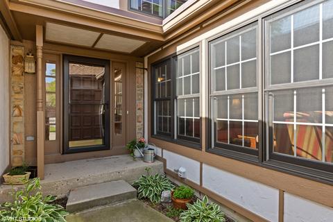 950 Wheaton Oaks Dr, Wheaton, IL 60187 photo 2