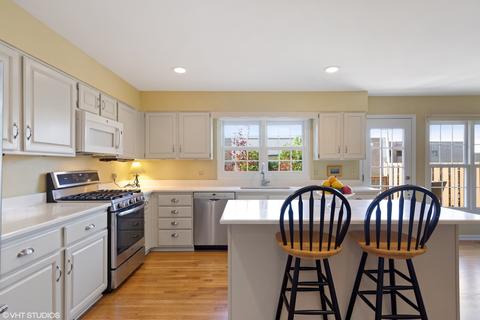 950 Wheaton Oaks Dr, Wheaton, IL 60187 photo 4