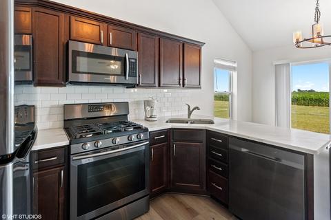 531 Lloyd Dr, Dwight, IL 60420 photo 4