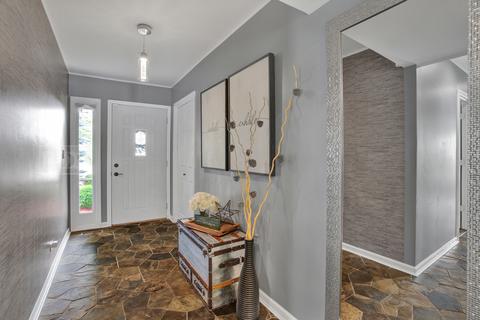 1340 Hassell Rd, Hoffman Estates, IL 60169 photo 4