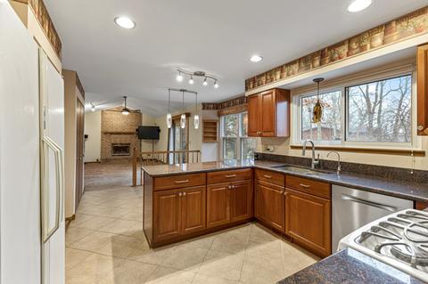 704 Red Oak Dr, Bartlett, IL 60103 photo 8