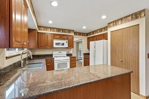 704 Red Oak Dr, Bartlett, IL 60103 photo 10