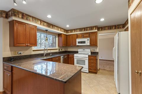 704 Red Oak Dr, Bartlett, IL 60103 photo 9
