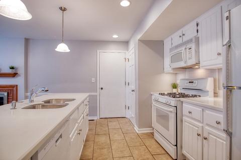 2064 Creekside Dr, Wheaton, IL 60189 photo 8