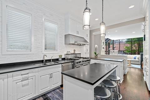 19 E Scott St, Chicago, IL 60610 photo 4