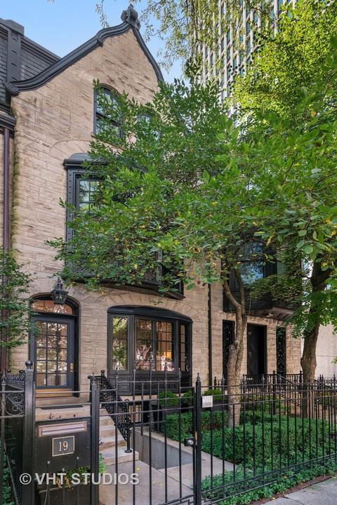 19 E Scott St, Chicago, IL 60610 photo 1
